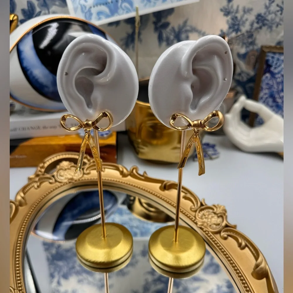 🆕 OSCAR DE LA RENTA 🧿 NWOT Runway Gold Bow Earrings - Picture 4 of 15